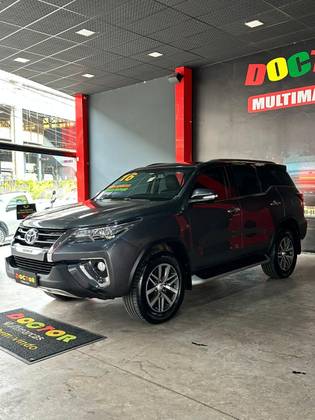TOYOTA HILUX SW4 2.8 SRX 4X4 7 LUGARES 16V TURBO INTERCOOLER DIESEL 4P AUTOMÁTICO